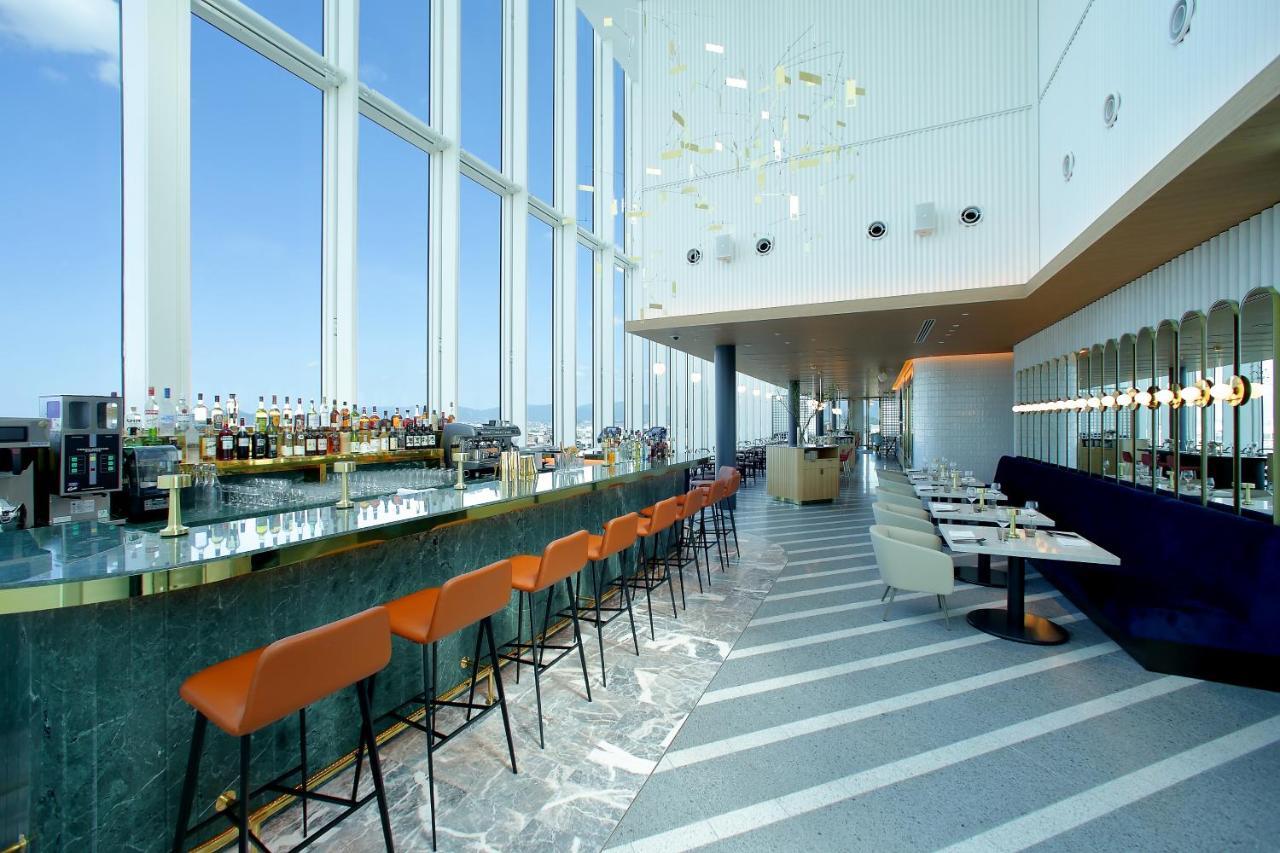 Miyako Hotel Hakata Fukuoka  Luaran gambar The bar at the top of the hotel